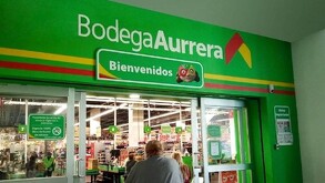 Se observa un establecimiento con letrero que dice Bodega Aurrerá y una persona entrando a la tienda.