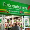 Se observa un establecimiento con letrero que dice Bodega Aurrerá y una persona entrando a la tienda.