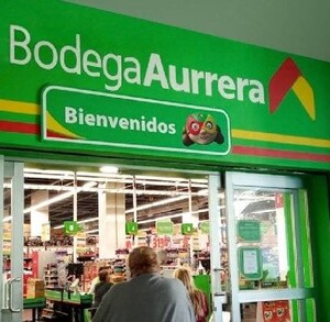 Se observa un establecimiento con letrero que dice Bodega Aurrerá y una persona entrando a la tienda.