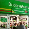 Se observa un establecimiento con letrero que dice Bodega Aurrerá y una persona entrando a la tienda.