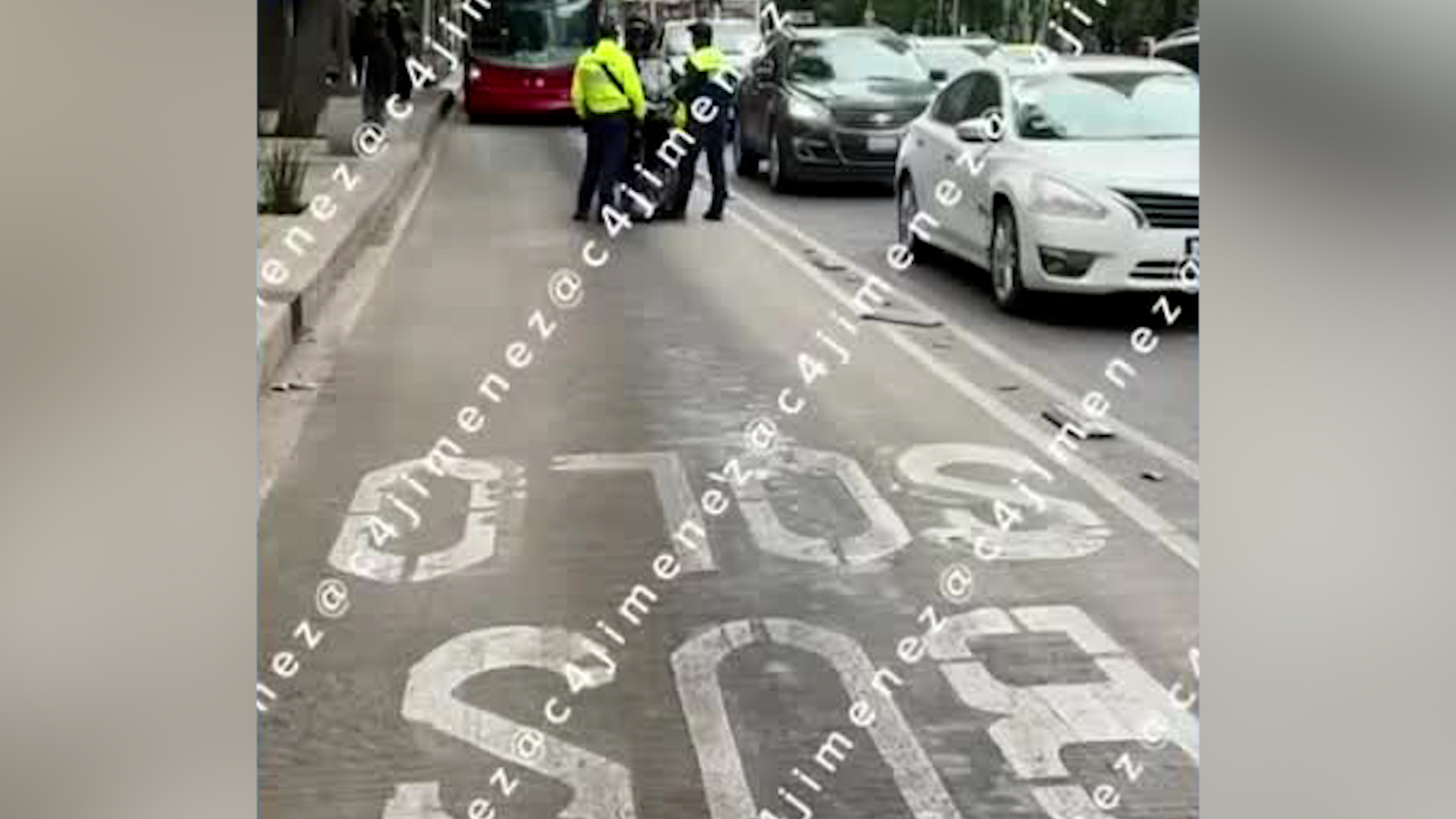 Tras invadir el carril confinado del Metrobús sobre paseo de la reforma policías de tránsito detuvieron a un sujeto de aparente nacionalidad extranjera.