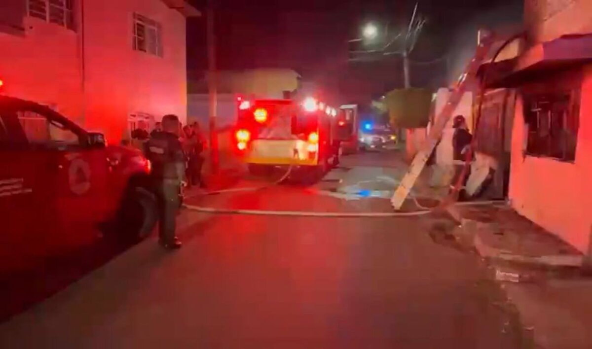 Voraz incendio en Tlaquepaque deja una persona fallecida