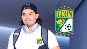 Bryan Colula caminando por los vestidores del estadio.