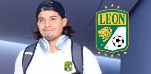 Bryan Colula caminando por los vestidores del estadio.