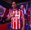 Ángel Sepúlveda con el jersey de Chivas.