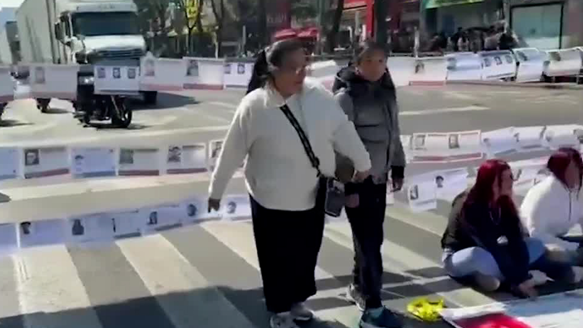 Madres buscadoras, colectivos de búsqueda y familias de personas víctimas de desaparición protestan ente la falta de respuesta del gobierno mexicano.