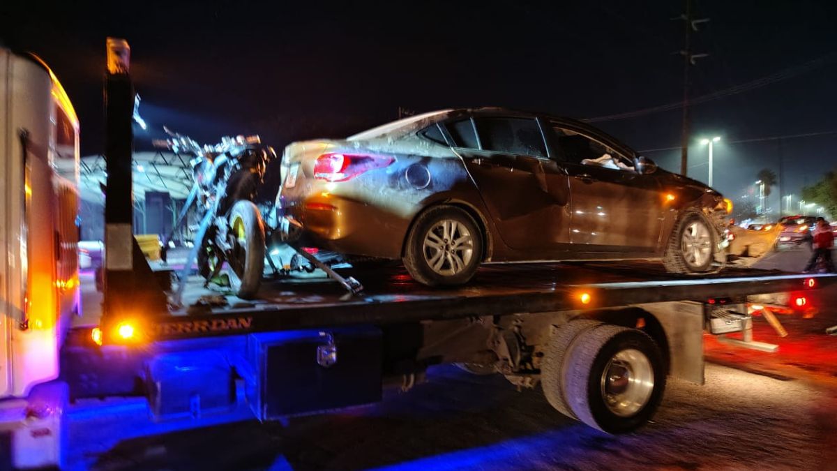 Grua de Torreón atendiendo el accidente en el que el participaron un auto y una motocicleta.