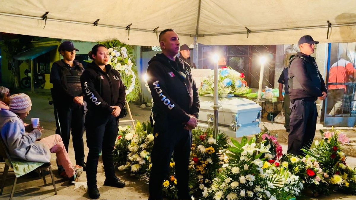 Policías de Torreón junto a un ataúd de un niño