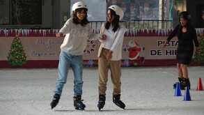 Jóvenes patinando en una de las pistas de hielo gratuitas
