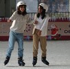 Jóvenes patinando en una de las pistas de hielo gratuitas