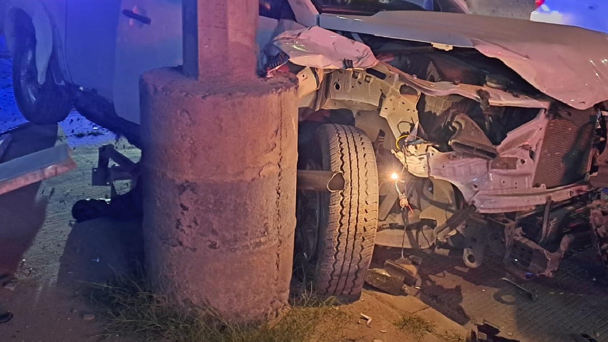 Camioneta color gris chocada en estructura de Metrobús