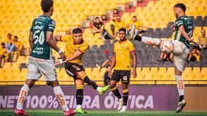 Joao Rojas, jugador del Barcelona S.C. haciendo un tiro de fuera del área en un partido de la Liga de Ecuador.