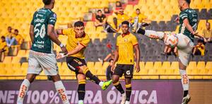 Joao Rojas, jugador del Barcelona S.C. haciendo un tiro de fuera del área en un partido de la Liga de Ecuador.