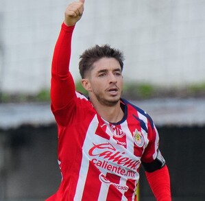 Isaac Brizuela jugando un partido con la camisa de Chivas.