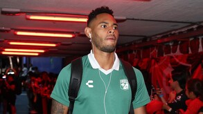 Ismael Diaz ingresando por el tunel del estadio apunto de jugar con León.