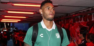 Ismael Diaz ingresando por el tunel del estadio apunto de jugar con León.
