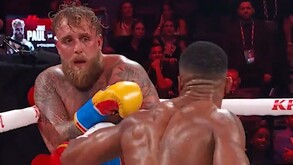 Jake Paul a punto de ser noqueado por Anthony Joshua en el Kaseya Center de Miami.