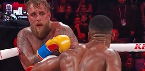 Jake Paul a punto de ser noqueado por Anthony Joshua en el Kaseya Center de Miami.