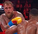 Jake Paul a punto de ser noqueado por Anthony Joshua en el Kaseya Center de Miami.