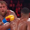 Jake Paul a punto de ser noqueado por Anthony Joshua en el Kaseya Center de Miami.