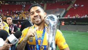 Javier Aquino con el trofeo del campeonato de Tigres ganado en el Clausura 2023.