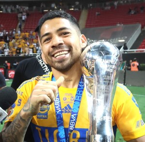 Javier Aquino con el trofeo del campeonato de Tigres ganado en el Clausura 2023.