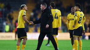 El entrenador de Wolves, Rob Edwards, Joao Gomes y Andre debatiendo el resultado después del partido de la decimoséptima fecha de la temporada.