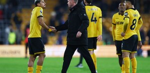El entrenador de Wolves, Rob Edwards, Joao Gomes y Andre debatiendo el resultado después del partido de la decimoséptima fecha de la temporada.