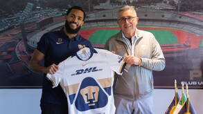 Juninho Vieira cargando la camisa de Pumas junto a Luis Raúl González, presidente de Pumas.