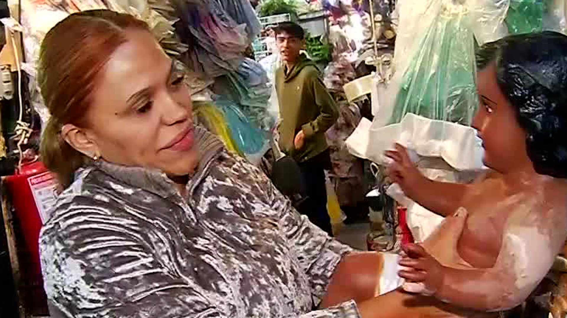 Griselda Valerio es la tercera generación que se dedica a la restauración de imágenes religiosas para mantener viva la tradición.