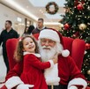 Santa Claus se encuentra en distintas plazas y villas navideñas para que niños y niñas con sus familias acudan a tomarse la foto.