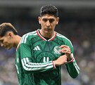 Edson Álvarez a punto de iniciar un partido de la Selección Mexicana.