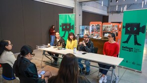 Cuatro personas en un panel durante la presentación de 'Jalisco Filma 2025'. Al fondo se ven banners verdes con el logo de una cámara con pies.