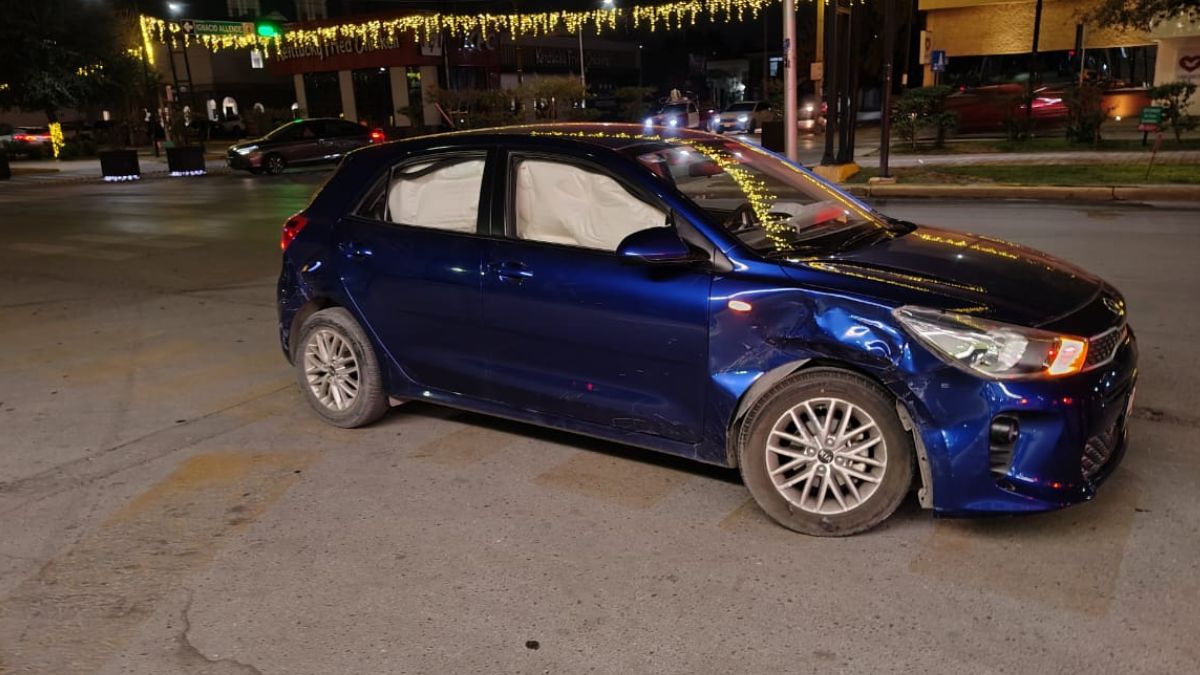 carro colo azul electrico de la marca KIA que participó en un accidente vial en Torreón
