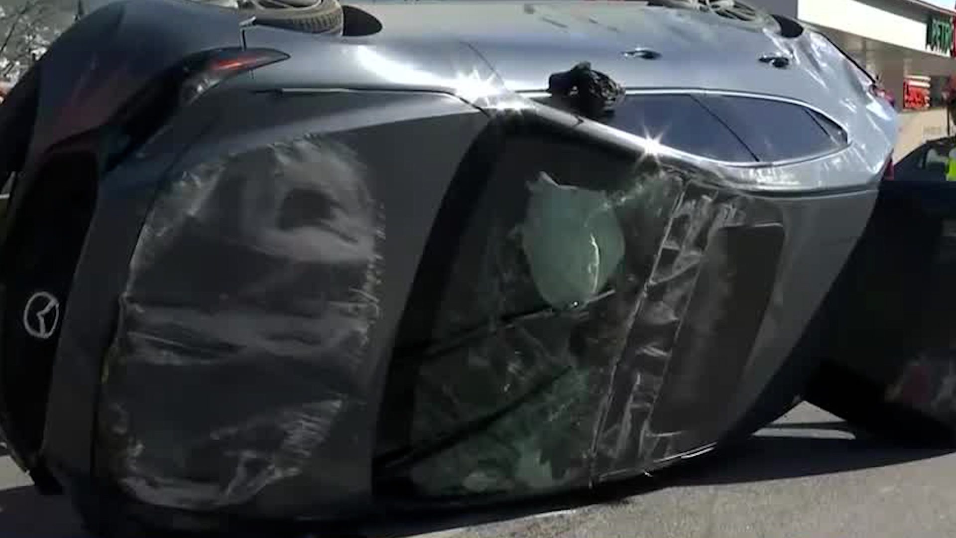 Un vehículo particular perdió el control mientras circulaba hacía el norte de Monterrey provocando un accidente automovilístico.