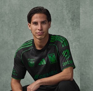 Diego Laínez y Ángel Correa posando con el nuevo jersey alternativo de Tigres para el 2026.