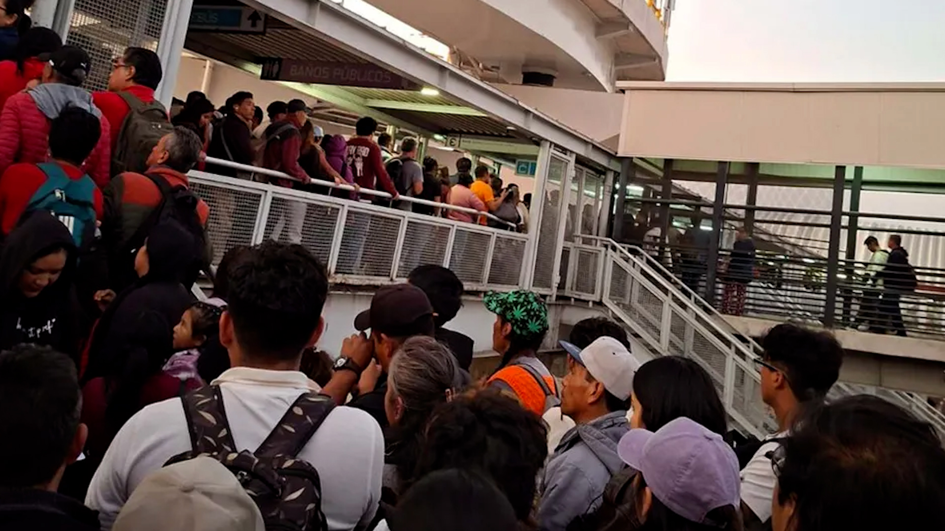 El comercio ambulante ha ocupado gran parte de la zona transitable a las afueras de la estación Pantitlán.