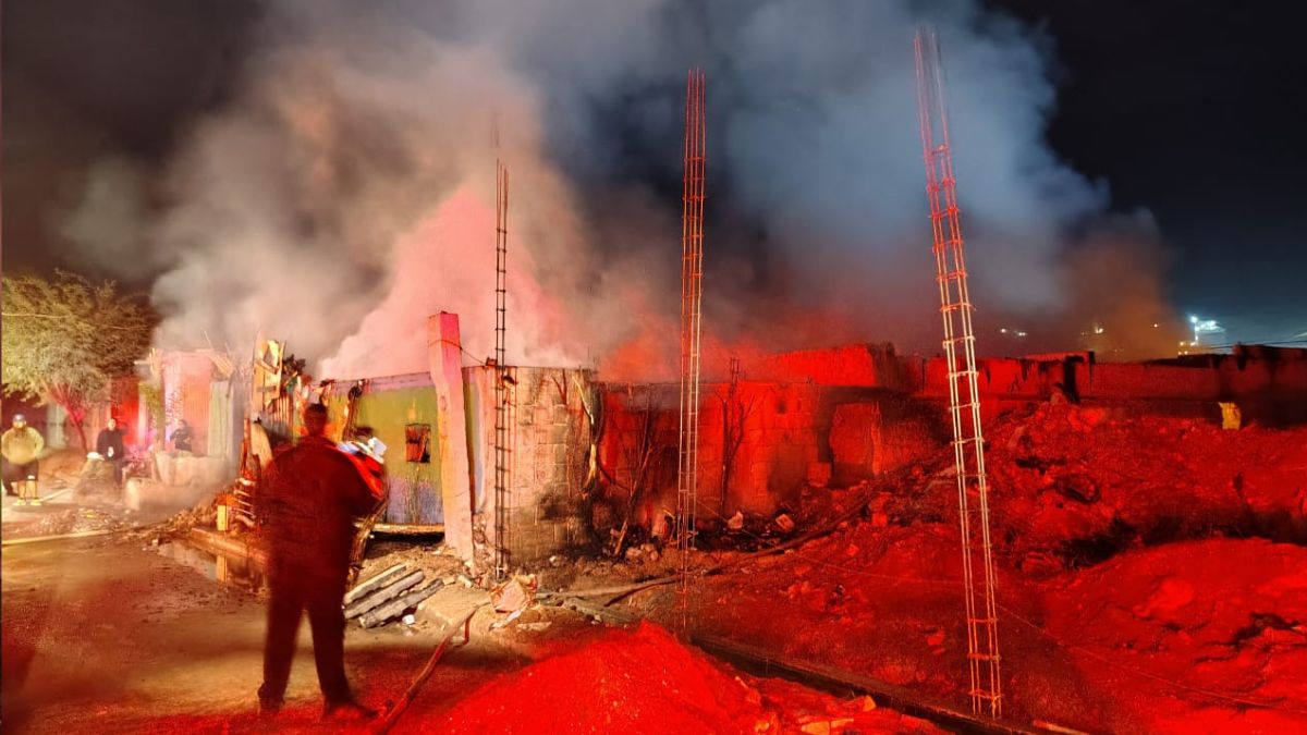 Un fuerte incendio en una vivienda presuntamente invadida provocó una intensa movilización de los cuerpos de rescate en la colonia Ampliación Nueva Merced.