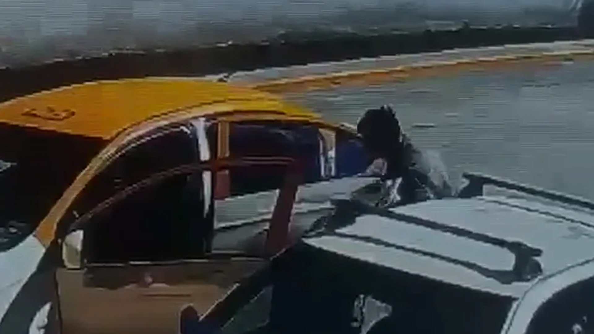 Las imágenes muestran el momento en el que un automovilista roba cabezas de barbacoa que se encontraban al interior de un carro estacionado.