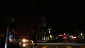 Un peatón usa una linterna al cruzar una calle de San Francisco.