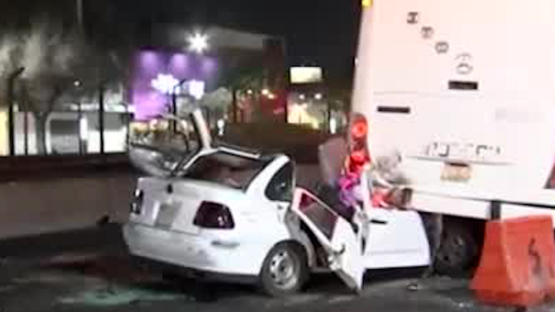 Al intentar esquivar el vehículo descompuesto sobre la avenida, un hombre se impactó fuertemente contra el autobús perdiendo la vida al instante.