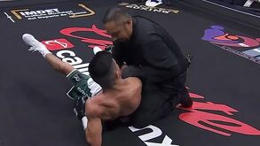 Argi Cortés en la lona tras un gancho de Yahir Frank, mientras el réferi lo revisa.