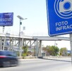 Un vehículo a gran velocidad en una zona donde se encuentra un letrero de fotomultas en Puebla.