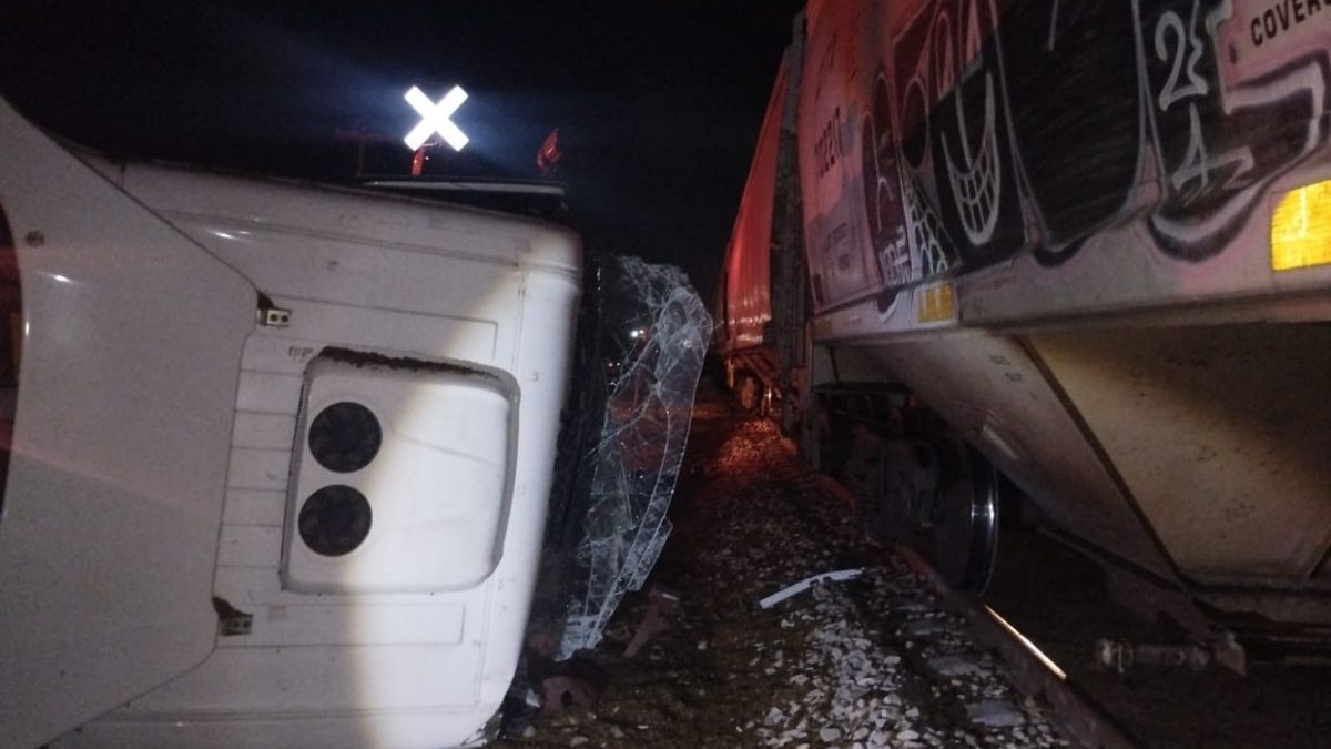 El tráiler tras ser embestido por el tren