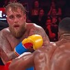 Jake Paul a punto de ser noqueado por Anthony Joshua en el Kaseya Center de Miami.