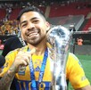 Javier Aquino con el trofeo del campeonato de Tigres ganado en el Clausura 2023.