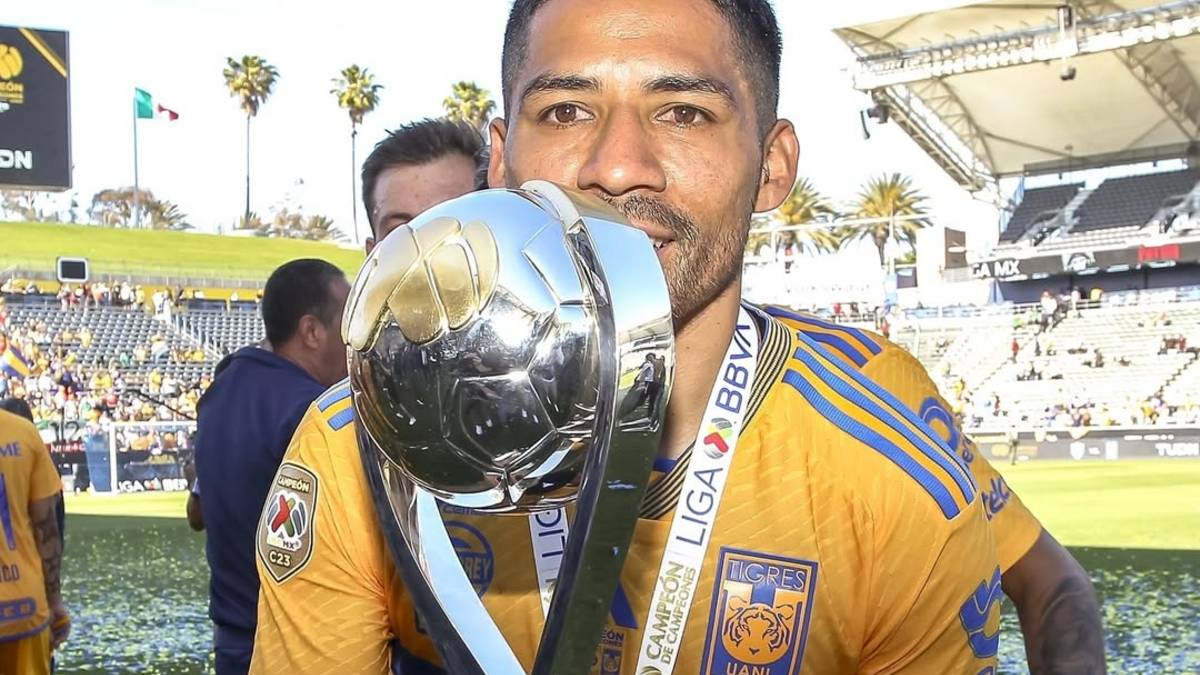 Javier Aquino festejando un título de Campeón de campeones con Tigres.