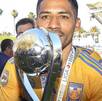 Javier Aquino festejando un título de Campeón de campeones con Tigres.