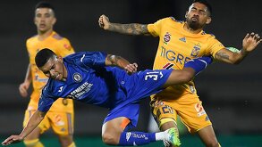 Javier Aquino jugando con Tigres en contra de Cruz Azul en 2020 durante el torneo en la Liga MX sin afición por pandemia de covid.