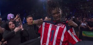 Je'Von Evans sosteniendo el jersey de las Chivas durante AAA Guerra de Titanes 2025.